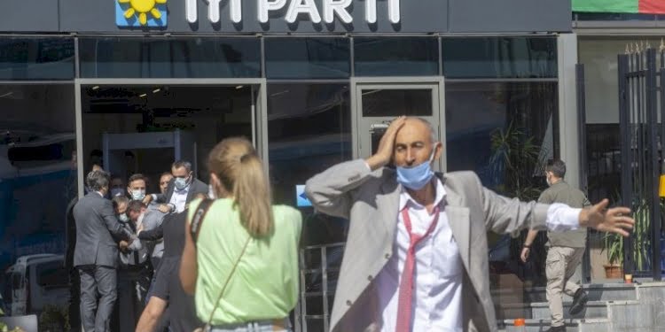 İYİ Parti karıştı… Genel merkezden attılar