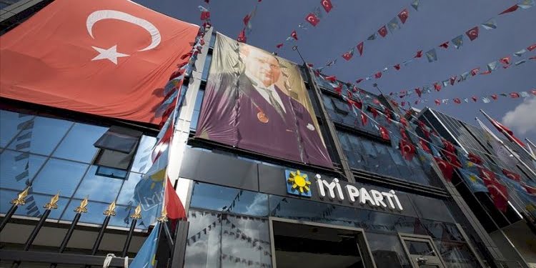 İyi Parti’de dikkat çeken gelişme…  9 milletvekili ihraç edilen Enginyurt’la buluştu