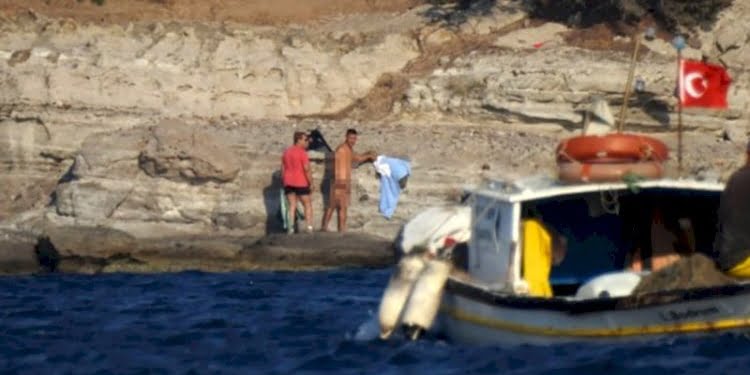 Bodrum’da koya gelen bir grup erkek akşama kadar çırılçıplak yüzüp, ilişkiye girdi