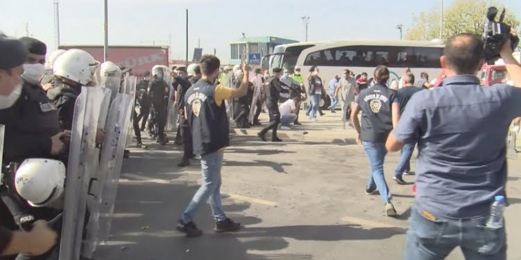 Eylem yapan minibüsçülere polis müdahalesi
