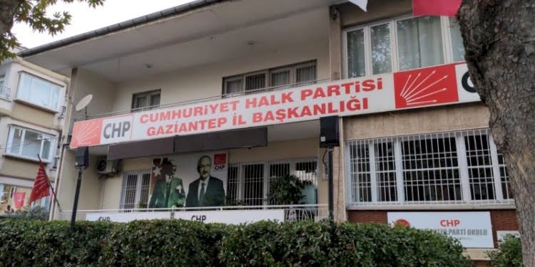Barıştırılmak için buluşturulan CHP’liler birbirini bıçakladı