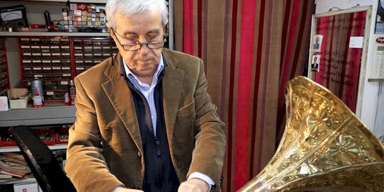 Ömrünün 54 yılını radyo tamir ederek geçirdi