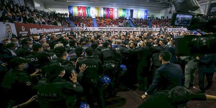 Büyük Birlik Partisi kongresinde arbede çıktı