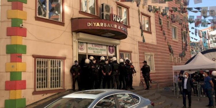 Diyarbakır’da HDP binalarına baskın… Eş başkanlar gözaltında