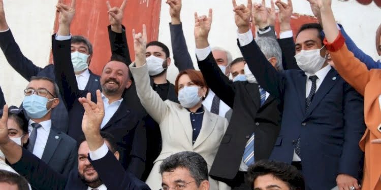 MHP ile İYİ Parti arasında ‘bozkurt’ kavgası… Fotoğraf olay çıkardı