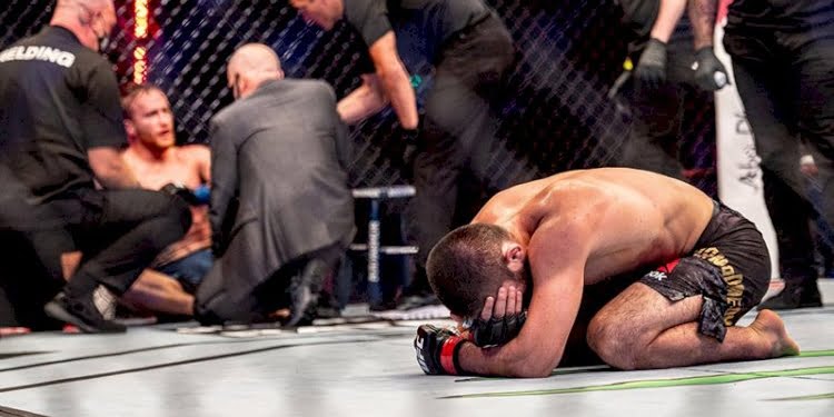 UFC şampiyonu Habib Nurmagomedov dövüş hayatını sonlandırdı
