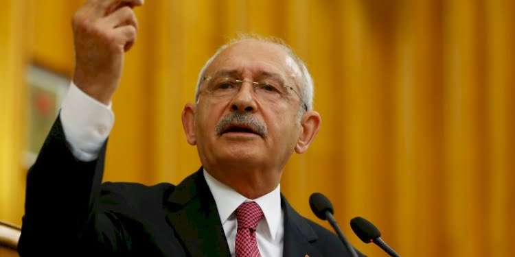 İstanbul Valisi’ne sert çıktı: Arabana Türk bayrağı değil AKP bayrağı as
