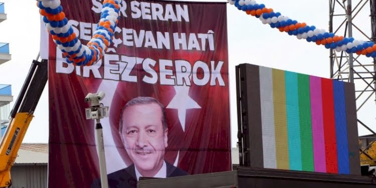 AKP kongresinde Erdoğan için Kürtçe pankart
