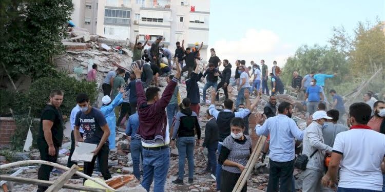 Vatandaş enkaz altında siyasiler PR peşinde