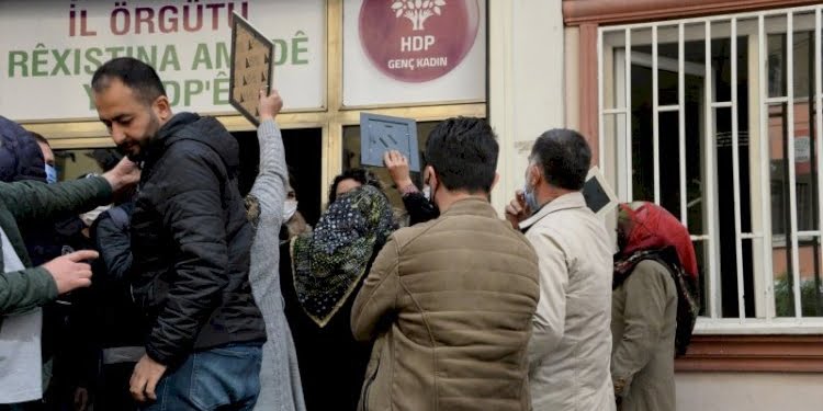 Ajandaları duyan aileler HDP binasına girmeye çalıştı