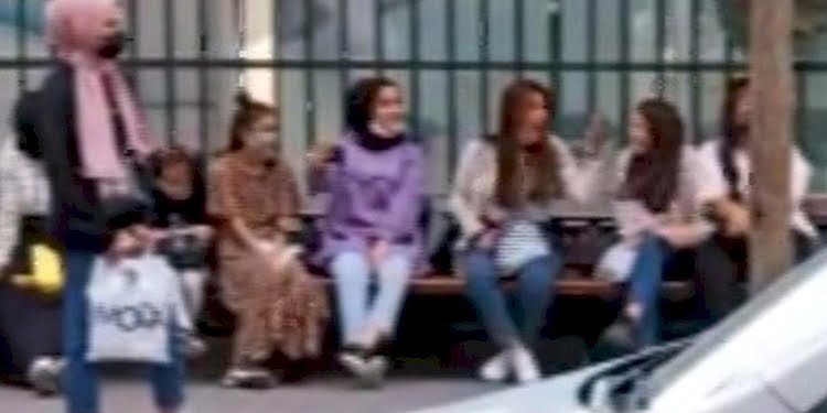 Durakta kimseye aldırış etmeden yüksek sesle şarkı söyledi
