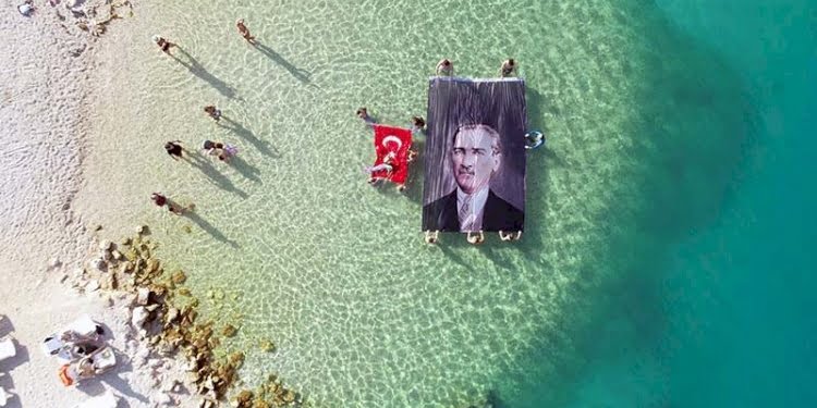 Milli sporcu ‘Mavi Vatan’da Ata’yı andı