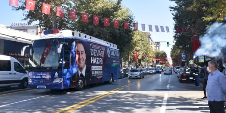 Ali Babacan’ın otobüsünden o ilde dikkat çeken anons: Açılımın sahibi geliyor