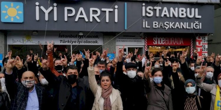 İYİ Parti il başkanlığı önünde ‘bozkurt’lu eylem: İstifa edin!