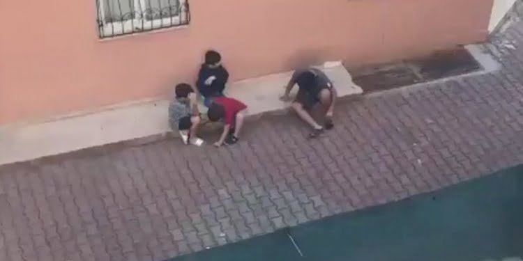 Çocuklar oyun oynamak yerine ekonomi tartışıyor