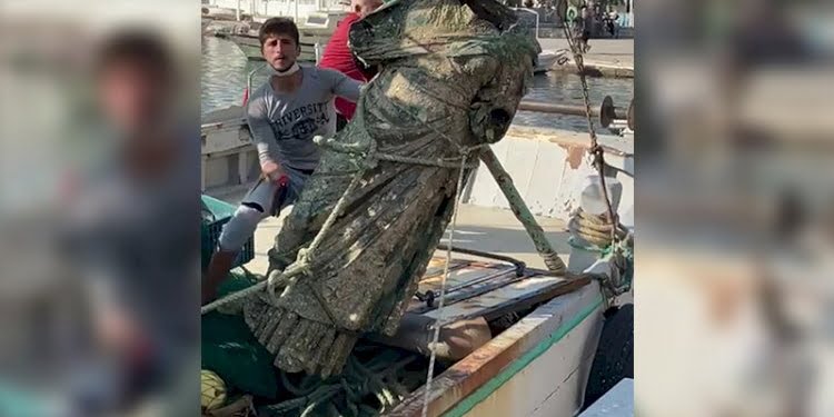 Marmaris’te balıkçı ağlarına 2 metre uzunluğunda bronz heykel takıldı