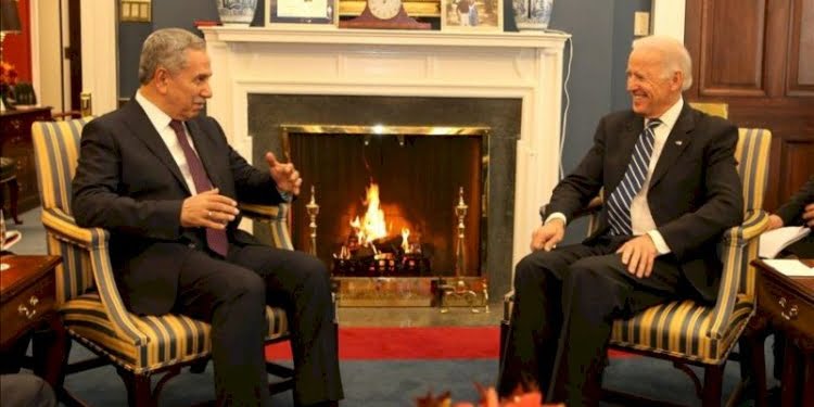 Bülent Arınç yine sahnede! Biden’ı ‘kahraman’ yaptı