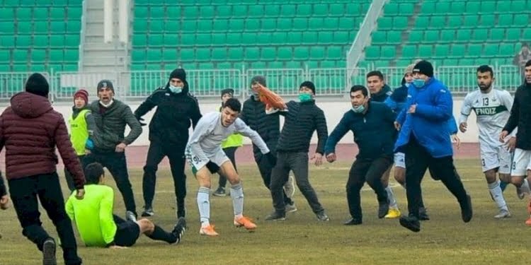 VİDEO- Hakem linçten zor kurtuldu