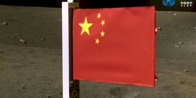 Chang’e 5 uzay aracı, Ay’a Çin bayrağı dikti