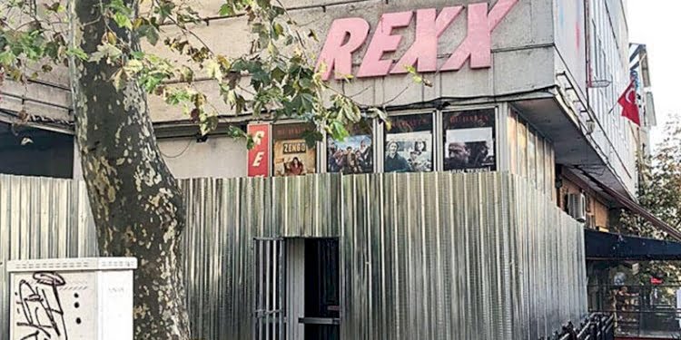 Kadıköy’ün simgesi Rexx Sineması’nda yıkım başladı