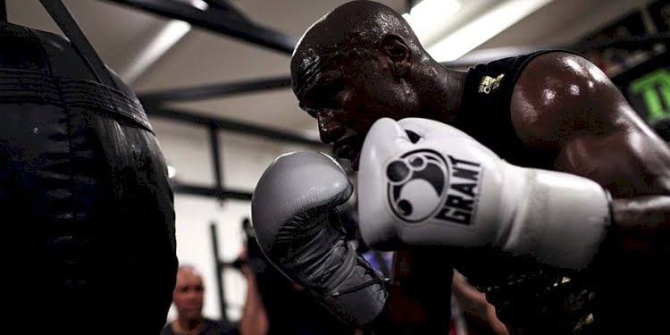 ABD’li eski yıldız boksör Floyd Mayweather gösteri maçına çıkacak