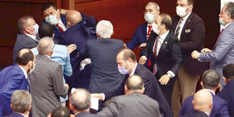 Meclis’te arbede: Vekiller birbirine girdi