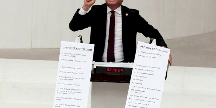 Meclis’te rulolu eylem: Satılan fabrika listesi 13 metre…