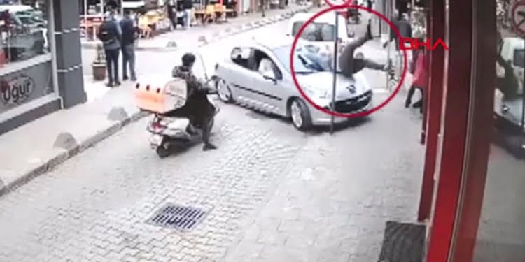 Otomobil çarptığı yaya ile birlikte restorana girdi
