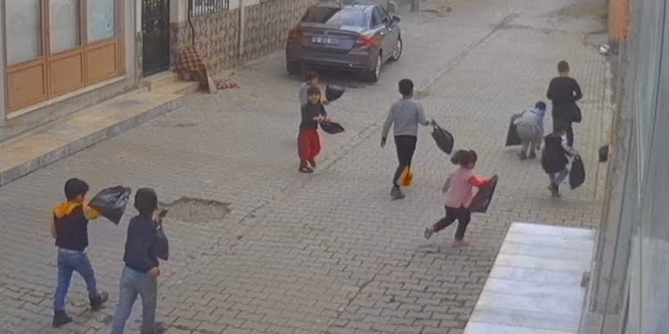 Yetişkinleri utandıran hareket: Çocuklar sokak sokak çöp toplayıp konteynera attı