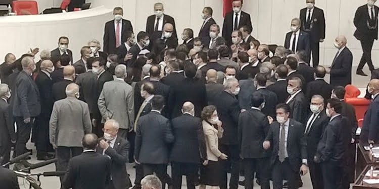 Meclis yine karıştı, vekiller birbirine girdi