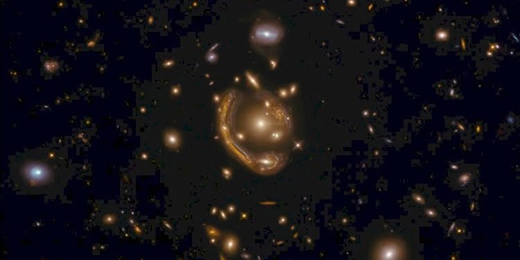Evrenin derinliklerinde devasa Einstein halkasını görüntüledi