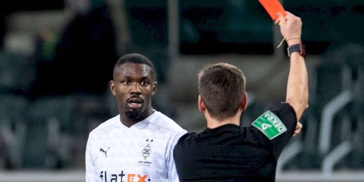 Rakibine tüküren futbolcuya rekor ceza