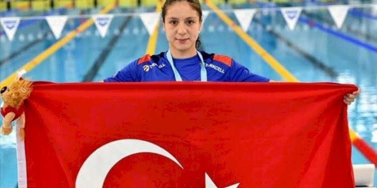 Milli yüzücüsü Merve Tuncel dünya gençler rekorunu kırdı