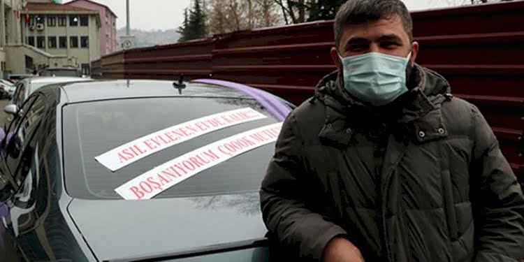 Boşanma davasına ‘Boşanıyorum, çok mutluyum’ yazılı aracıyla geldi