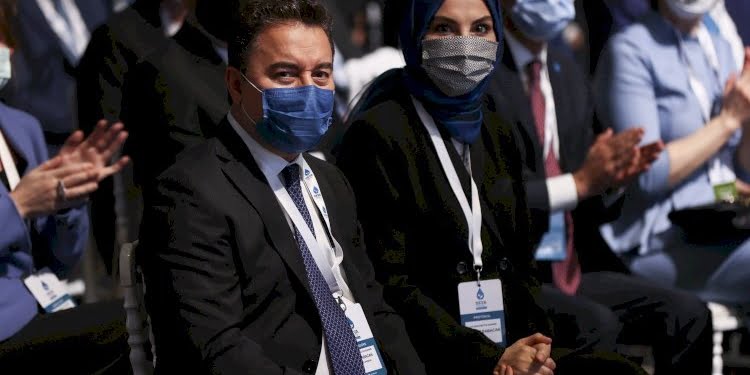 ‘Babacan kızına zorla başörtüsü taktırmaya çalıştı, üniversitede kriz çıktı’