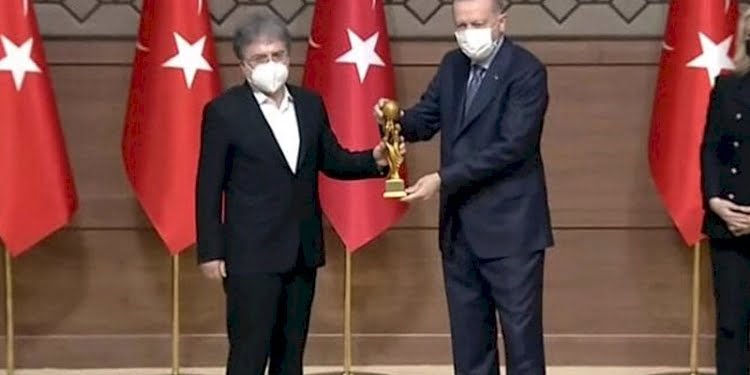 Ahmet Hakan ‘Medya Oscarı’ ödülünü Erdoğan’ın elinden aldı