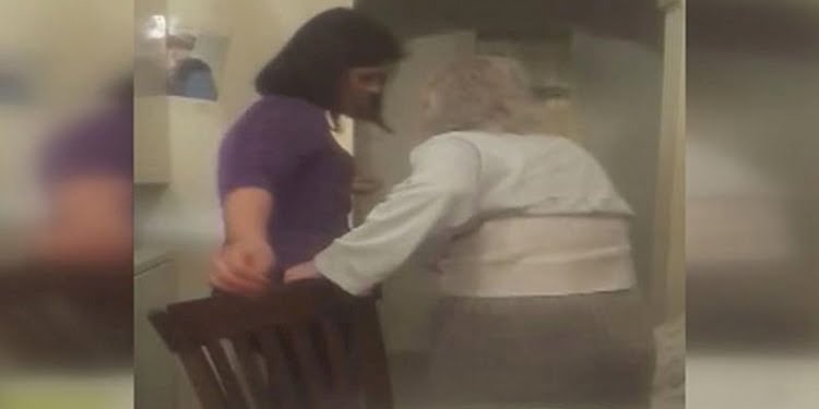 Yaşlı kadın bakıcısı yüzünden cama çıkıp yardım istedi: Burada beni dövüyorlar!