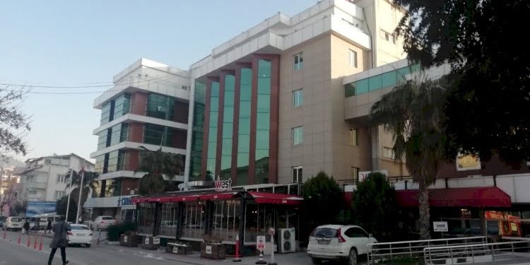 Yeni doğan bebeğini bıçaklayarak öldürdü