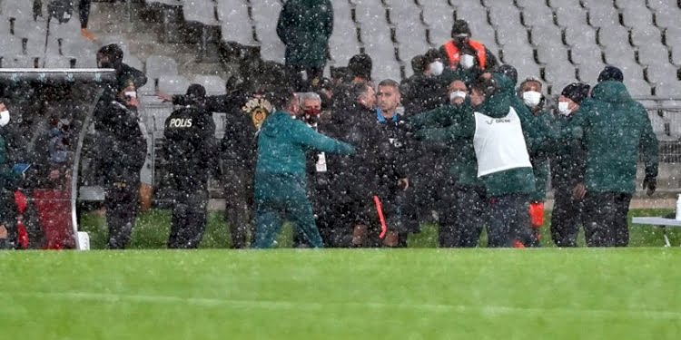 Başakşehir ile Trabzonspor maçında gergin anlar
