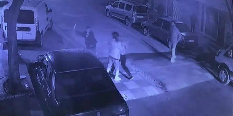 Arkadaşını sokak ortasında gözünden bıçakladı