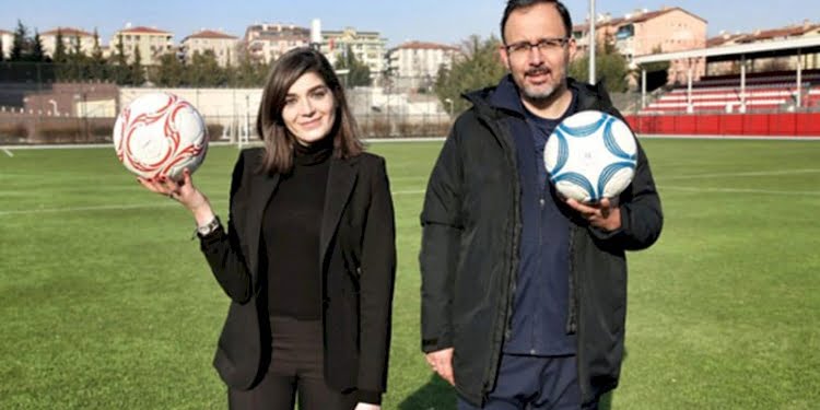Futbol topuna kadın eli değdi