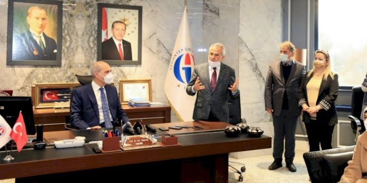 AKP’li Numan Kurtulmuş rektörün koltuğunda, rektör ayakta!