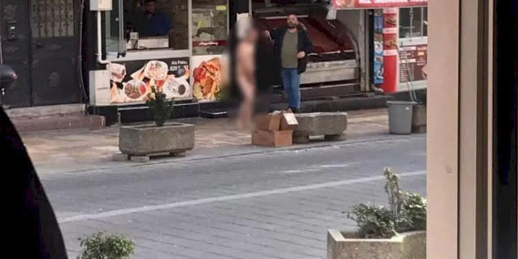 Evden çıkıp sokak ortasında çırılçıplak dolaştı!