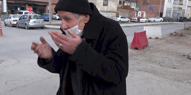 Yol ortasında gören durup dua ediyor
