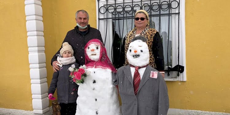 Kardan gelin ve damat yaptılar: Yoldan geçenler para taktı