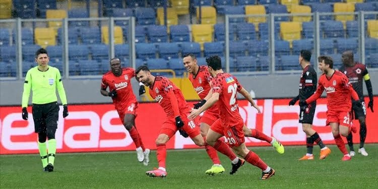 Beşiktaş Cenk Tosun’la uçuşa geçti
