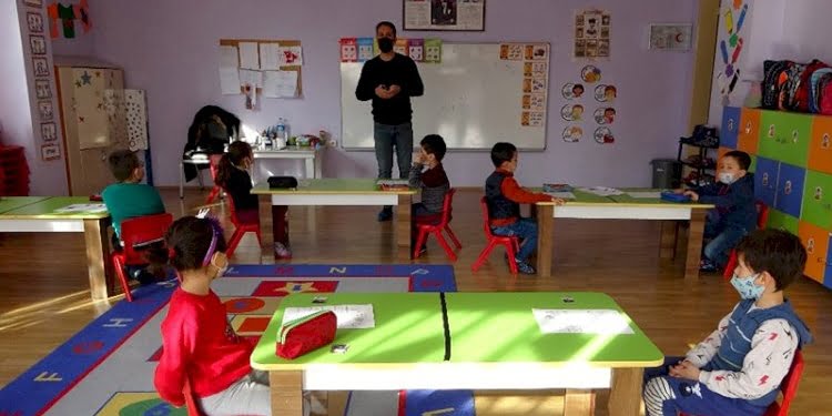 Ezberci öğretime alternatif: Öğrenciler ‘Resimlerle Harflere Yolculuk’ yapacak