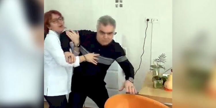 Çocuğunu götürdüğü doktordan şikayetçi oldu: Yumruk attı, boğazımı sıktı