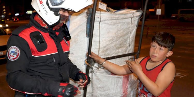 Kendisini çöp arabasına kelepçeledi, yardımına polis yetişti