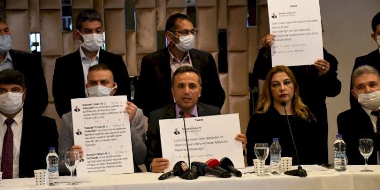 İYİ Parti’de toplu istifa… O tweetleri pankart yaptılar